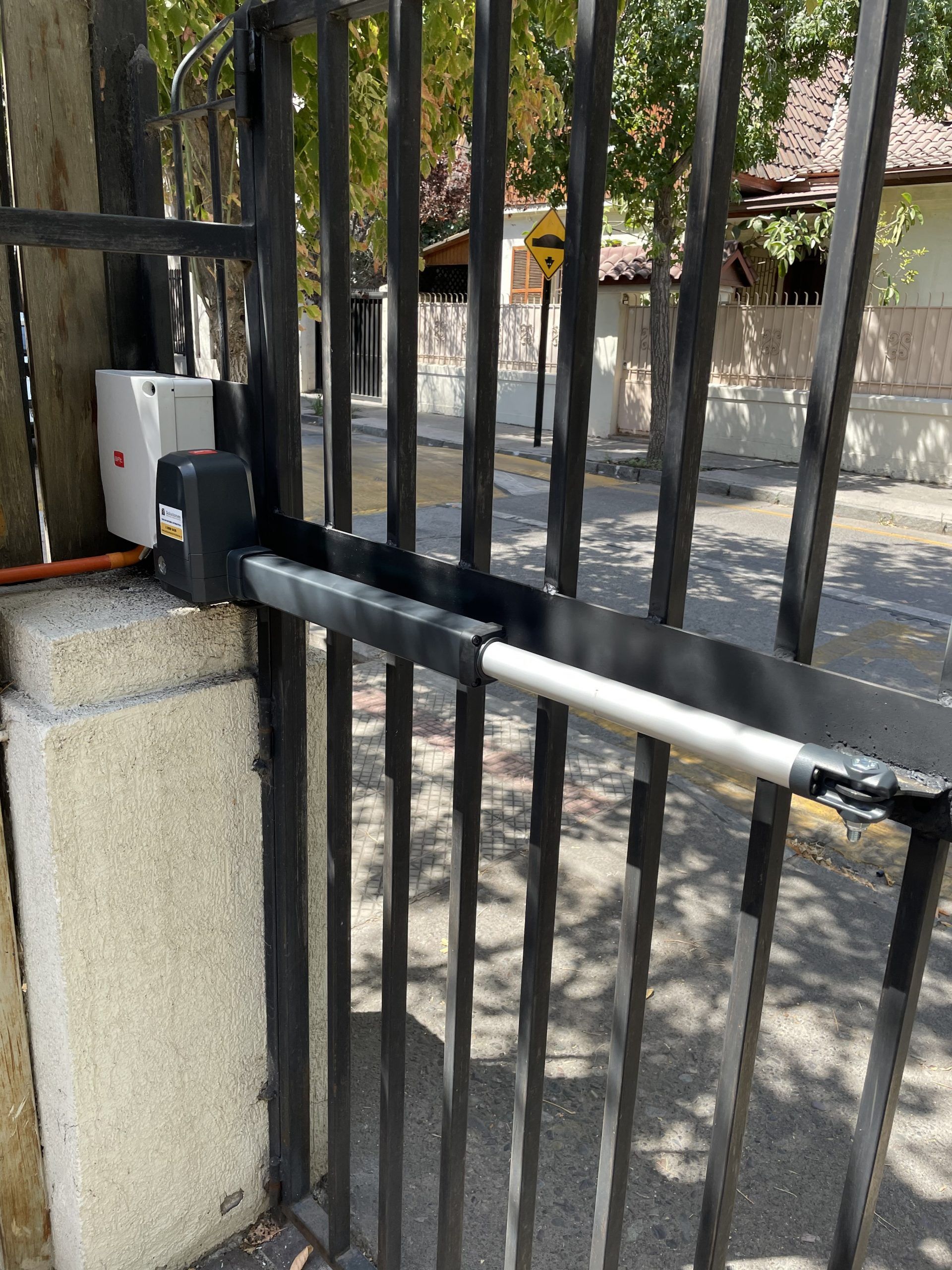 Portones eléctricos batientes rápidos y seguros